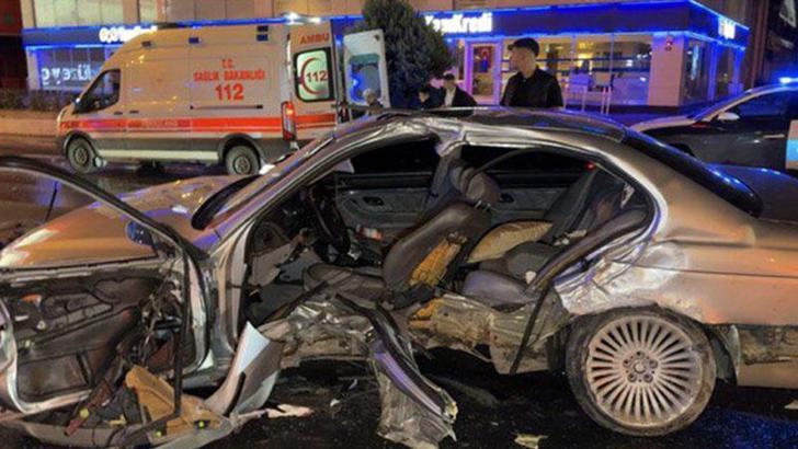 Avcılar D-100'de otomobil aydınlatma direğine çarptı: 4 yaralı