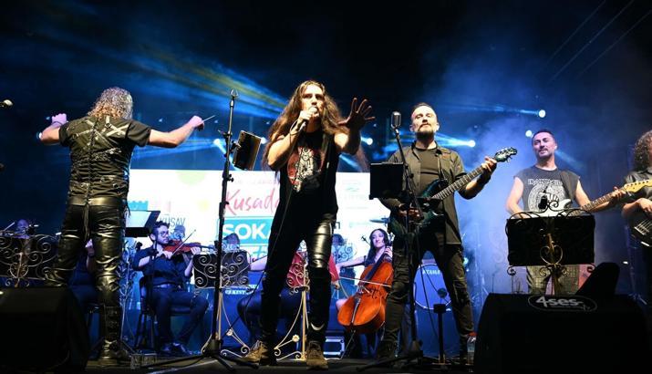 Kuşadası Sokak Festivali'nde Musa Göçmen ve Senforock coşkusu