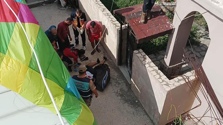 İnişte çatıya çarpıp düşen yamaç paraşütçüsü yaralandı
