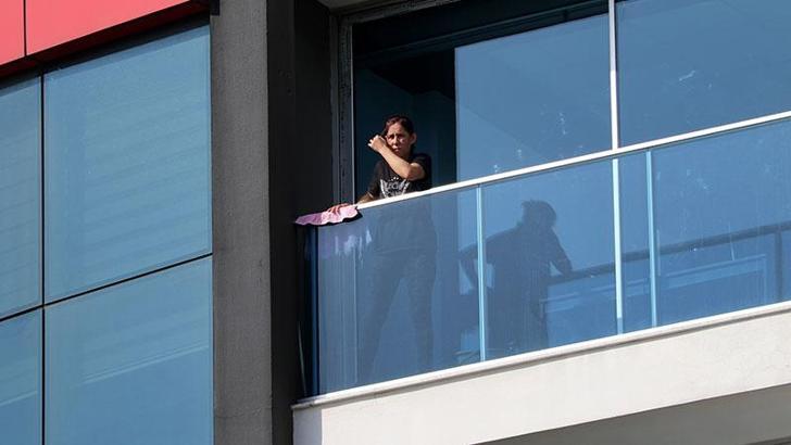 Temizlik yaparken balkonda mahsur kaldı