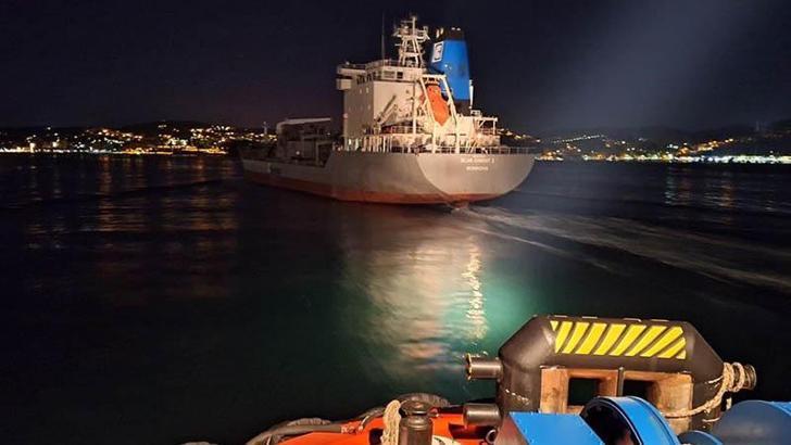 İstanbul Boğazı’nda sürüklenerek sahile çarpan çimento gemisi çekildi