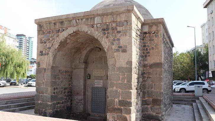 Tarihi yapılara sprey boyayla zarar verdiler