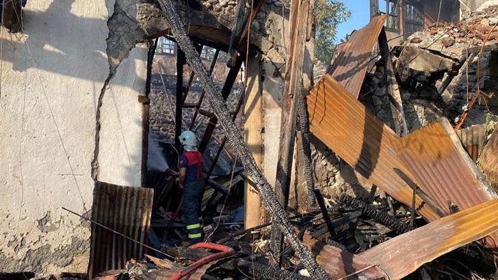 Osmaniye'de tarihi konak ile altındaki 3 iş yeri yandı