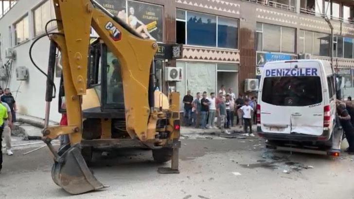 Hatay'da freni arızalanan kepçe 7 araca çarptı: 8 yaralı