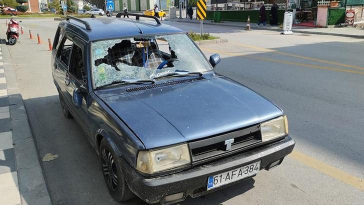 İçki içip, sopayla otomobilinin camlarını kırdı