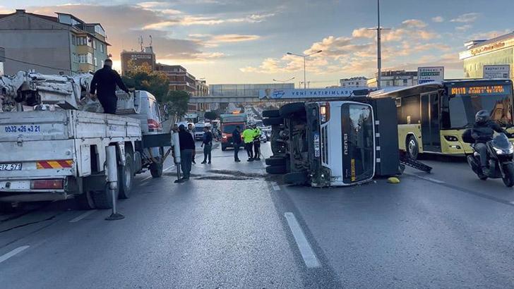 Pendik D-100'de kamyonet devrildi; trafik durma noktasına geldi