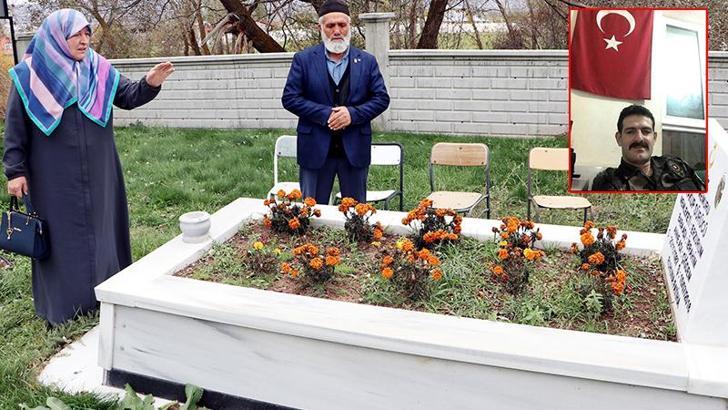 FETÖ elebaşının ölüm haberini alan şehidin ailesi oğullarının mezarına gitti: Hain geberdi