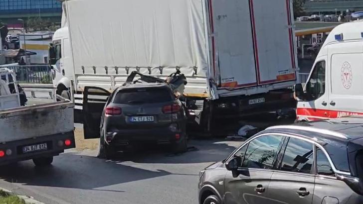 Zeytinburnu'nda otomobil kamyona çarptı: 1 ölü