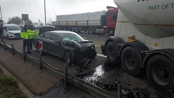 Bariyerleri aşıp karşı yöne geçen tanker, otomobille çarpıştı: 2 yaralı