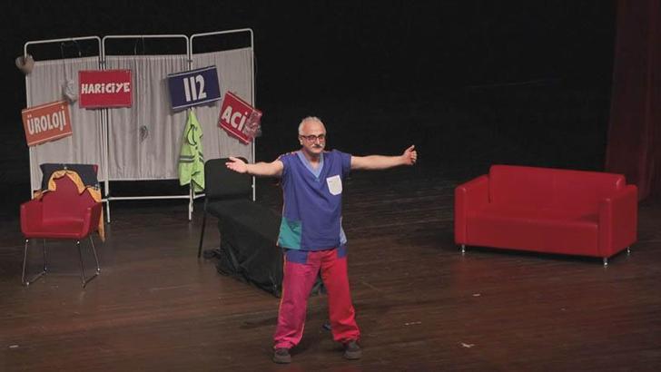 Acil servis ekibi tiyatro sahnesinde