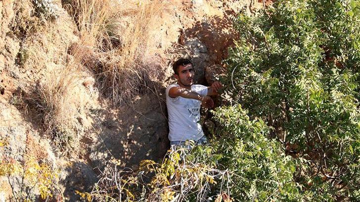 2 kişiyi kovalarken falezlerde kayalıklardan düşüp, mahsur kaldı