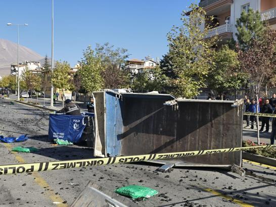 Kayseri'de kamyon otomobile çarptı: 1 ölü, 6 yaralı
