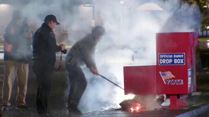 ABD'de yüzlerce oy pusulası yandı