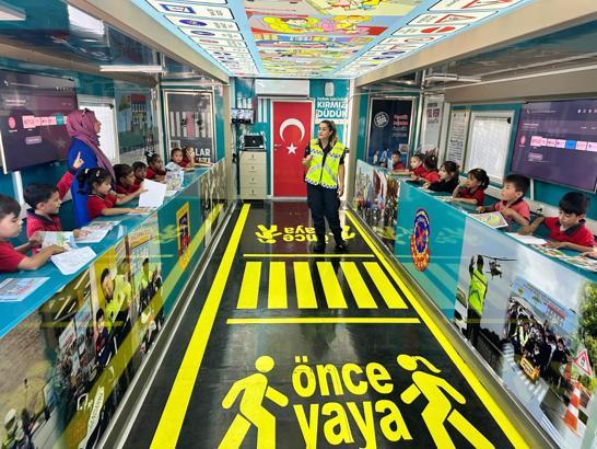 Mobil Trafik Eğitim TIR'ında farkındalık eğitimi
