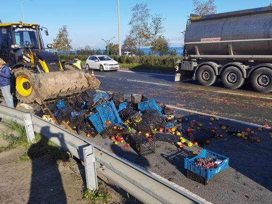 Otomobil kamyonete çarptı; meyveler yola saçıldı