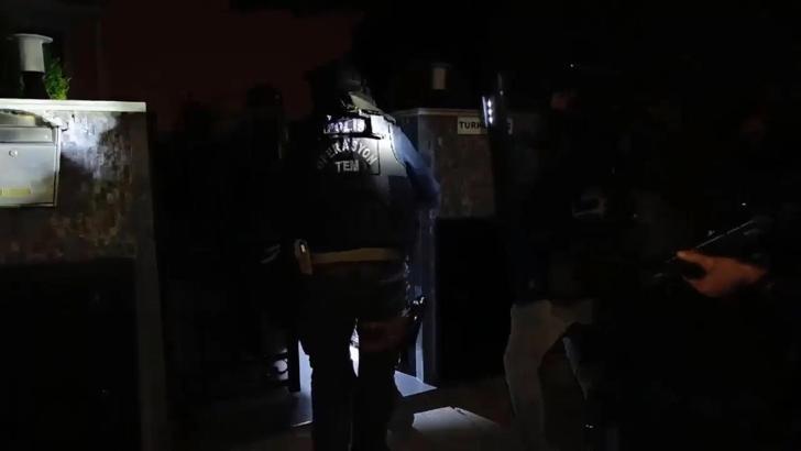 İstanbul - Tutuklanan Ahmet Özer'in evinde yapılan aramanın görüntüleri ortaya çıktı