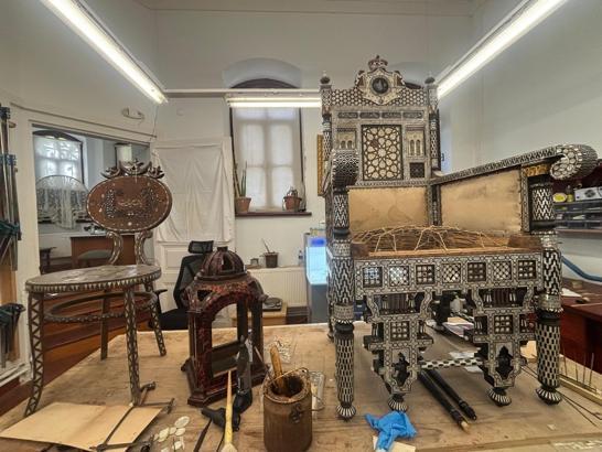 Topkapı ve Dolmabahçe Sarayı’nın eserleri̇ Sedef Atölyesi’nde restore ediliyor