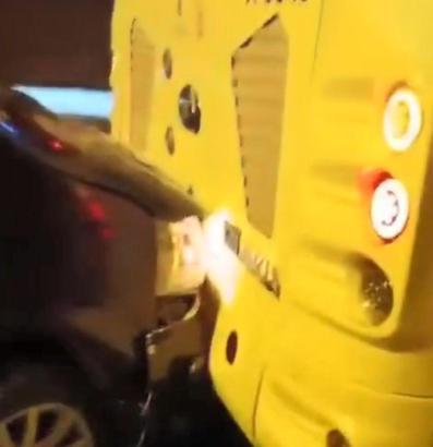 İstanbul - Gaziosmanpaşa'da araç sürücüsüyle İETT şoförü arasında 'Neden çarptın' kovalamacası