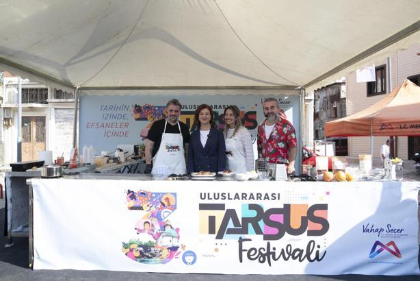 Büyükşehir’in ‘3'üncü Uluslararası Tarsus Festivali’ rengarenk başladı