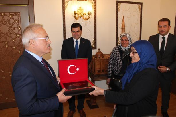 Aksaray Valisi'nden iş yeri önündeki bayrağı öpen bastonlu kadına hediye