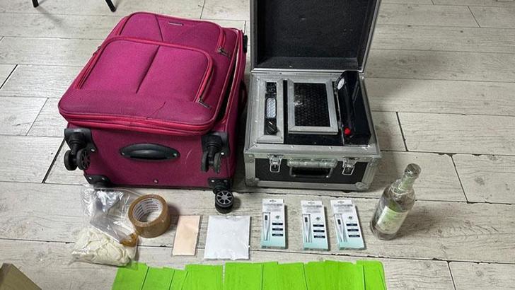 Şişli'de sahte pasaportlu turistin valizinden para basma makinesi çıktı