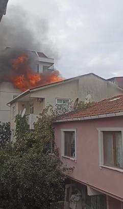 İstanbul-Sultanbeyli'de 3 katlı binanın çatısında yangın; o anlar kamerada