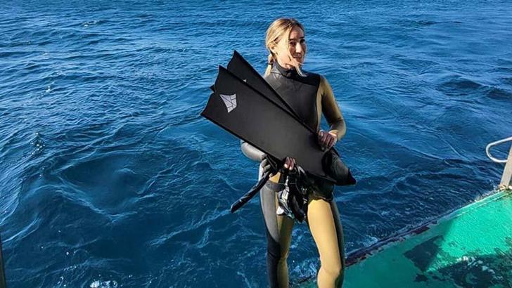 Milli sporcu Şahika Ercümen, Ayvalık’ın kırmızı mercanlarını tanıtmak için dalış yaptı