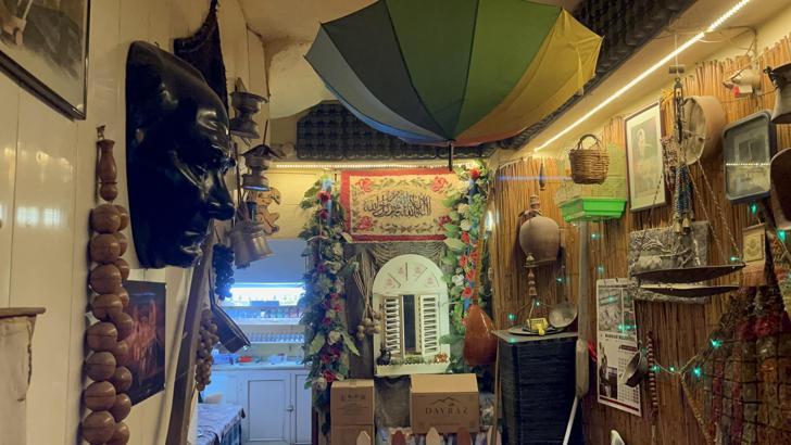 Eski eşyaları çay ocağında sergiliyor