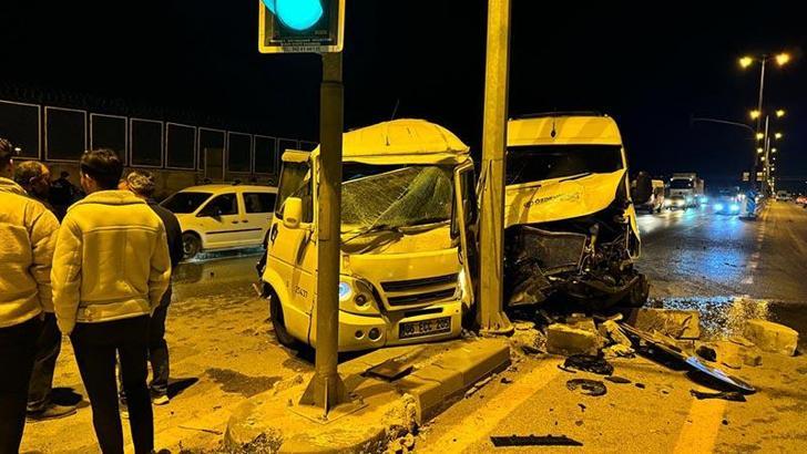 Ankara'da iki servis minibüsü çarpıştı; 21 yaralı