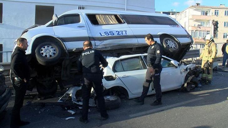 Maltepe'de kontrolden çıkan vinç 6 araca çarptı
