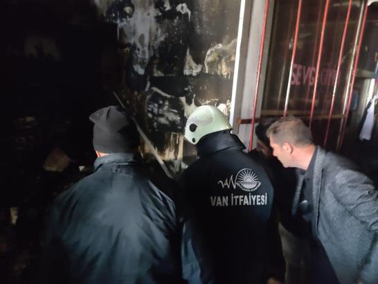 Van'da 2 giyim mağazası yandı; 1 milyon 100 bin TL zarar oluştu