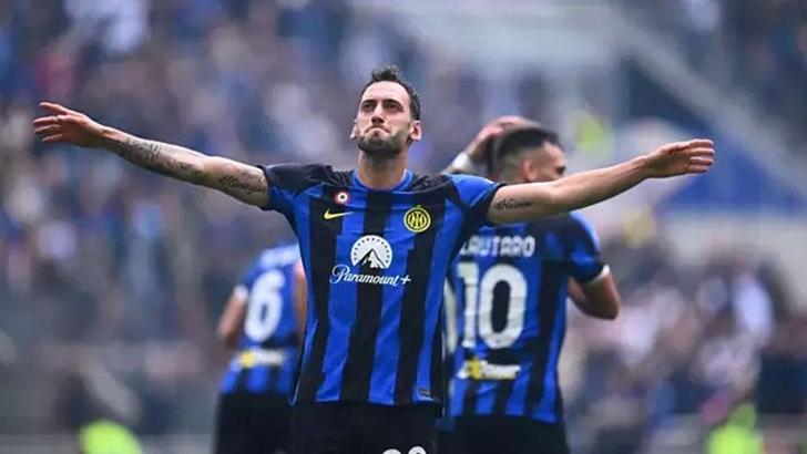 Inter, Hakan Çalhanoğlu'nun gol attığı maçta Napoli ile 1-1 berabere kaldı