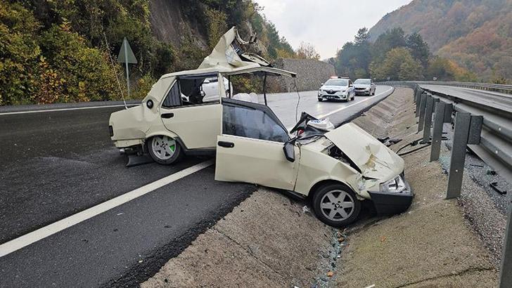 Kazada hurdaya dönen otomobilin sürücüsü hafif yaralandı