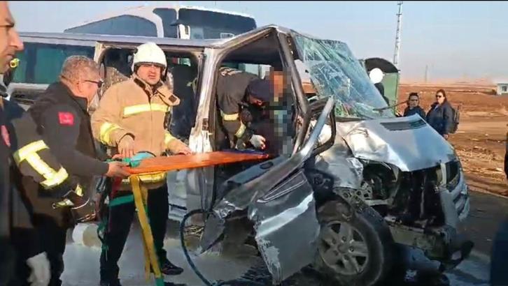 Mardin'de otobüs ile minibüs çarpıştı: 5 yaralı