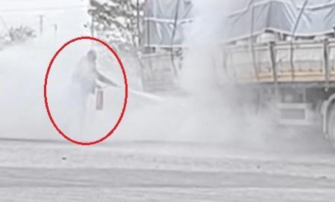 Akaryakıt istasyonunda TIR'ın patlayan lastiği alev aldı; o anlar kamerada