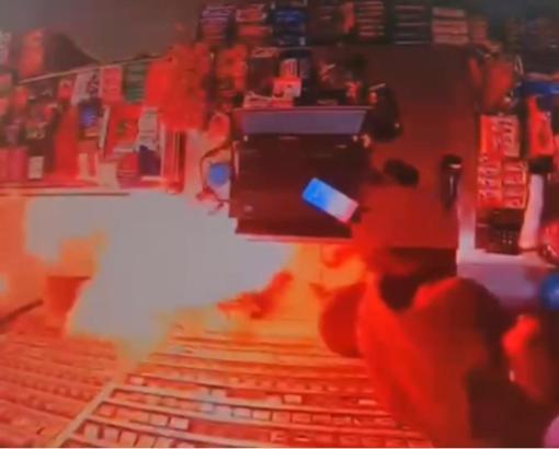İstanbul - Kağıthane’de marketteki elektrikli ısıtıcı parladı; korku dolu anlar kamerada