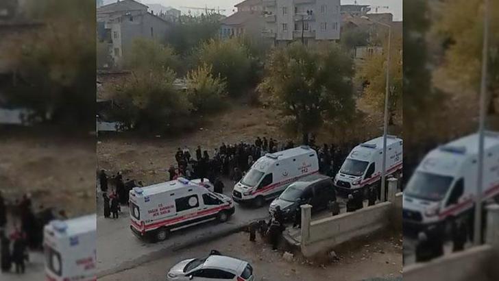 Otomobil, okul çıkışı öğrencilere çarptı: 8 yaralı