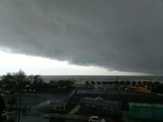 İstanbul- Silivri ve Şile'de fırtına ve sağanak yağış etkili oluyor