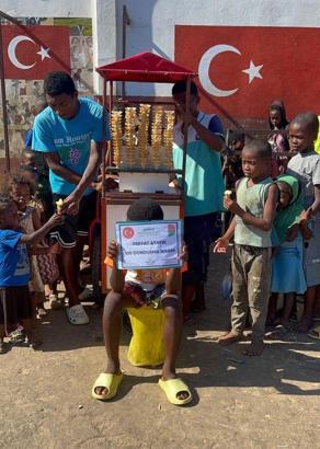 Öğretmeni adına Afrika'da 100 çocuğa dondurma yedirdi