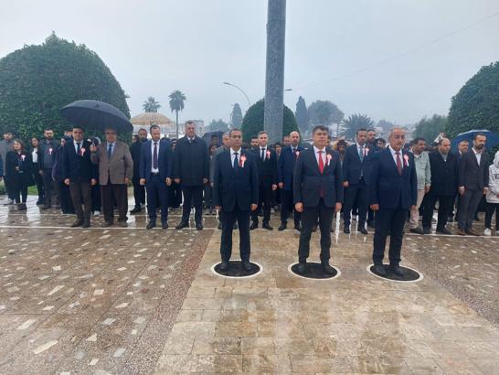 Hatay’da eğitimciler, Başöğretmen Atatürk Anıtı'na çelenk sundu