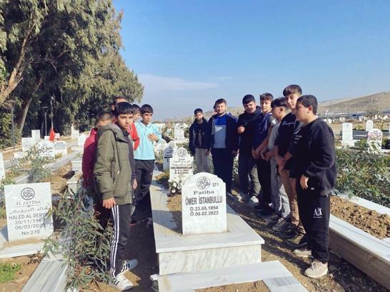 Hatay’da liseli öğrenciler deprem şehidi öğretmenlerin mezarlarını ziyaret etti