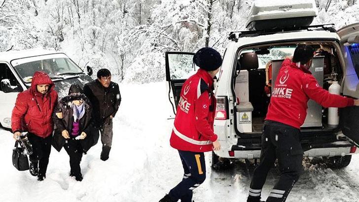 Rahatsızlanan kadını, UMKE hastaneye yetiştirdi