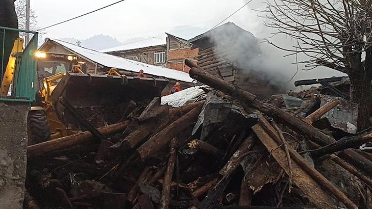 Kastamonu'da 2 katlı ev yandı; baba ve engelli oğlu öldü