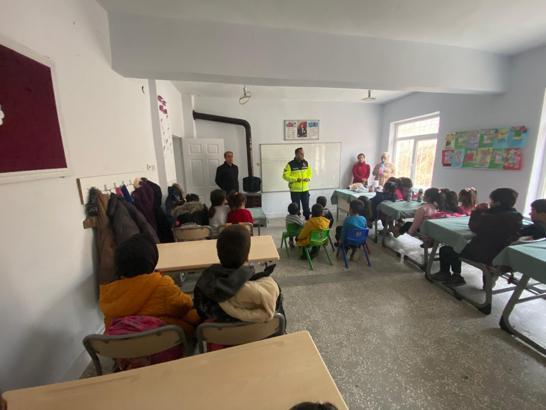 Beşiri'de jandarmadan ilkokul öğrencilerine meslek tanıtımı
