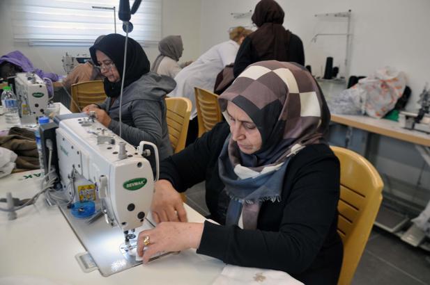 Ev kadınları hobi olarak başladıkları dikiş kursunda terzilik öğreniyor