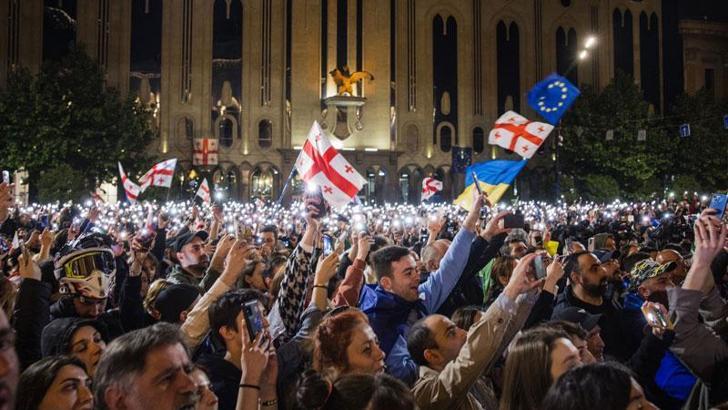 Gürcistan’da AB’ye katılım müzakerelerinin askıya alınmasıyla başlayan protestolarda 107 kişi gözaltına alındı