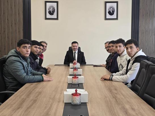 Kaymakam Acar, turnuvada dereceye giren güreşçileri kabul etti