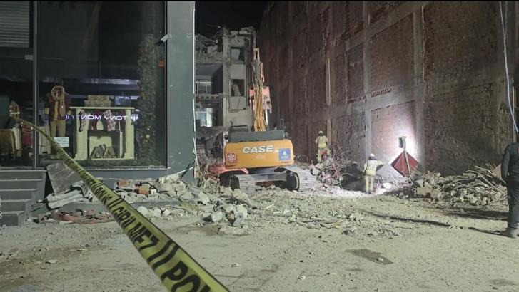 İstanbul- Güngören'de çöken binanın enkazında kalan işçiyi kurtarma çalışmaları 3'üncü gününde sürüyor