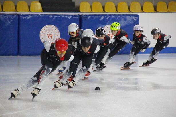 Sofya’daki buz pateni yarışmalarından 20 madalyayla döndüler / Ek fotoğraflar