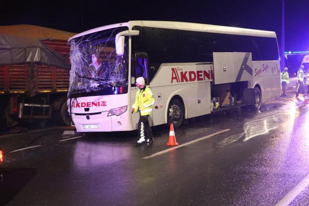 Denizli'de yolcu otobüsü TIR'a çarptı; 1 ölü, 20 yaralı -2 /Geniş haber
